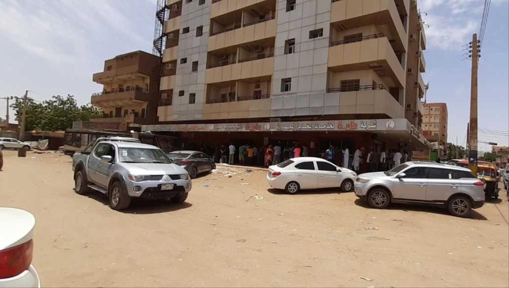 الخبز والوقود والغاز.. أزمات تهزم قرار حظر التجول الشامل في الخرطوم أزمة الخبز تستفحل في العاصمة السودانية مع بدء حظر التجول الشامل لمنع تفشي فيروس كورونا (الجزيرة)