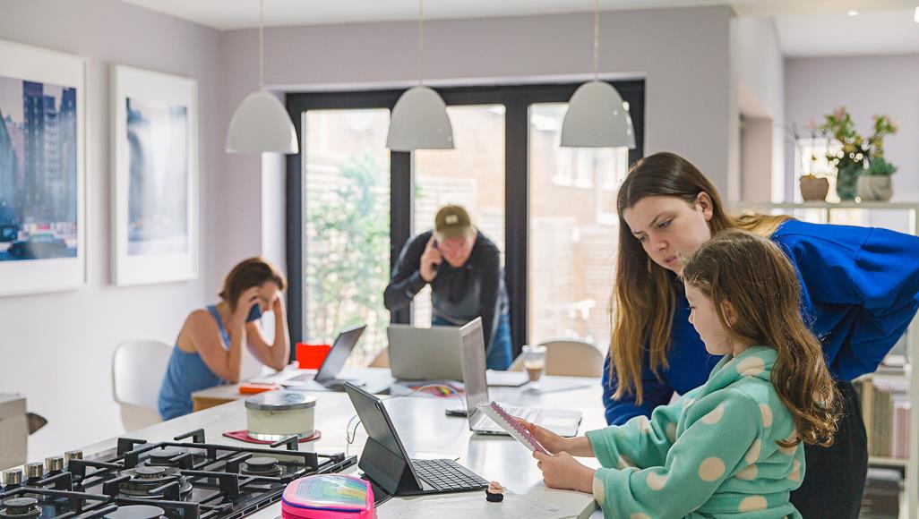 دليلك للحد من المواجهات والمناقشات بين أطفالك في أيام الحجر الصحي على العائلة تعزيز التعايش الجيد بين الإخوة وتقليل الخصومات والمناقشات بينهم أثناء الحجر الصحي (غيتي)