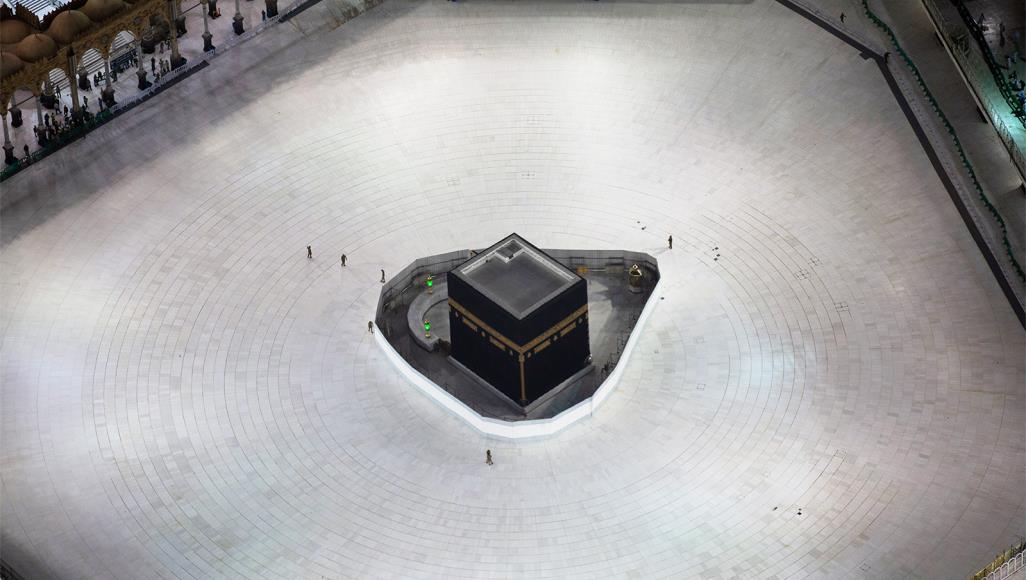 كورونا يتيح فرصة لتطوير غاريْ "حراء وثور" بمكة المكرمة السلطات السعودية أعلنت تعليق العمرة وإغلاق صحن المطاف حول الكعبة المشرفة بسبب كورونا (مواقع التواصل)