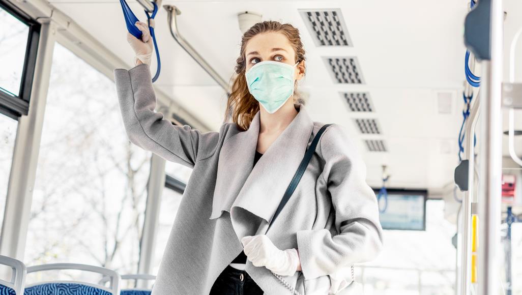 باريس ستضع أجهزة لتعقيم اليدين في محطات الحافلات الحكومة الفرنسية واجهت انتقادات بسبب نقص الكمامات وأجهزة الاختبار (غيتي)