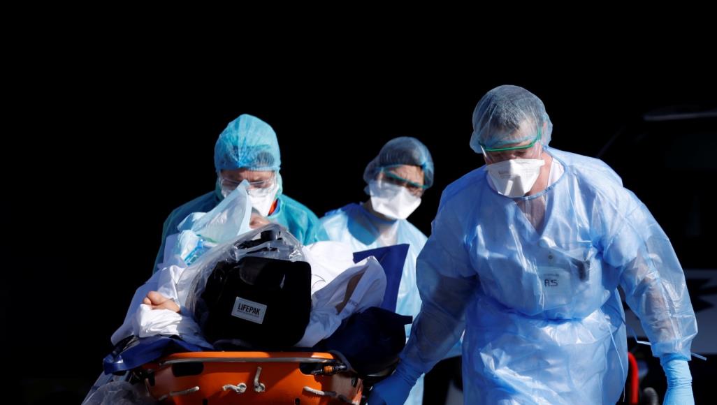 عالم بريطاني: كورونا لا يعرف حدودا دولية ولا ينبغي لعلاجه أن يعرفها فيروس كورونا عم جل دول العالم وشل الحركة فييها (رويترز)