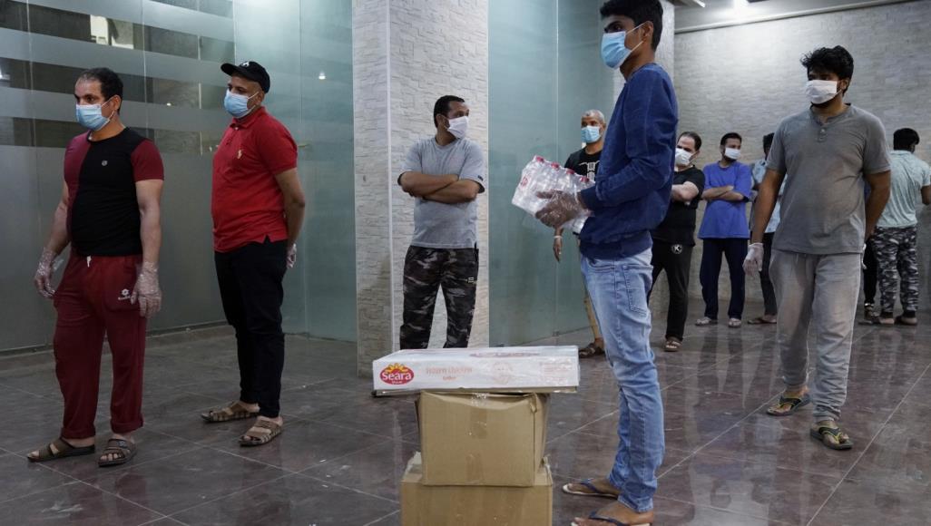 مصريون عالقون بالكويت يضربون عن الطعام.. والسيسي: جدول زمني لإعادة العالقين بالخارج عمال مصريون وآسيويون عالقون في أحد مراكز الإيواء بالكويت (رويترز)