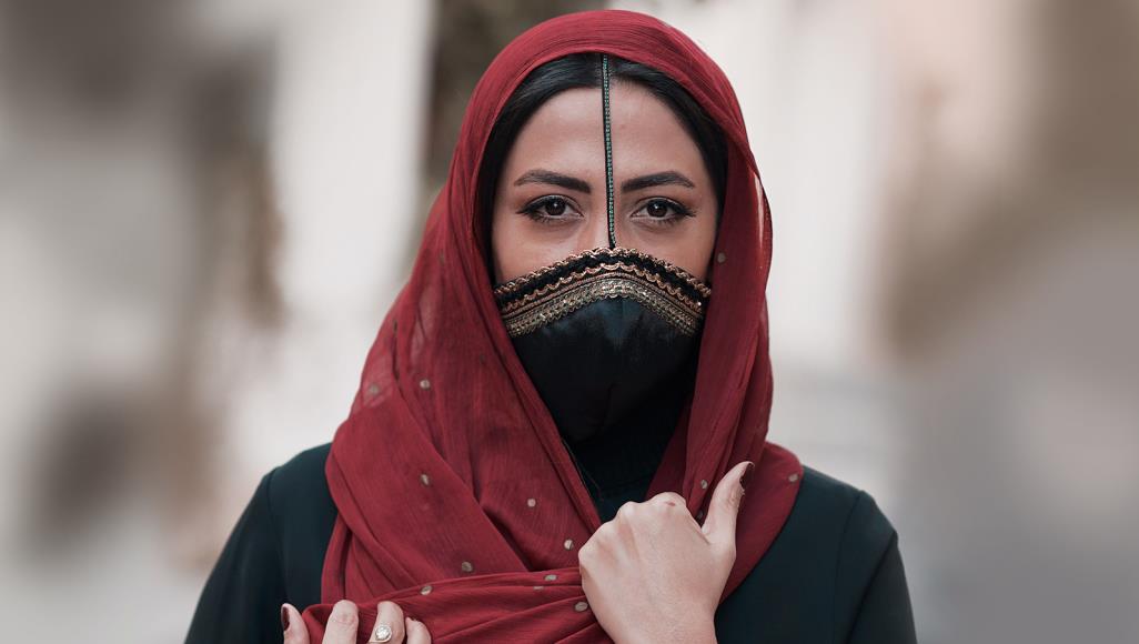 الموضة على وقع كورونا.. "البركانو" كمامة نسائية فنية مبتكرة في إيران "البركانو" قماش ملون بأشكال ونقوش يدوية جميلة، بغطاء داخلي مصنوع من الأقمشة المستخدمة في الكمامات الطبية (الجزيرة)