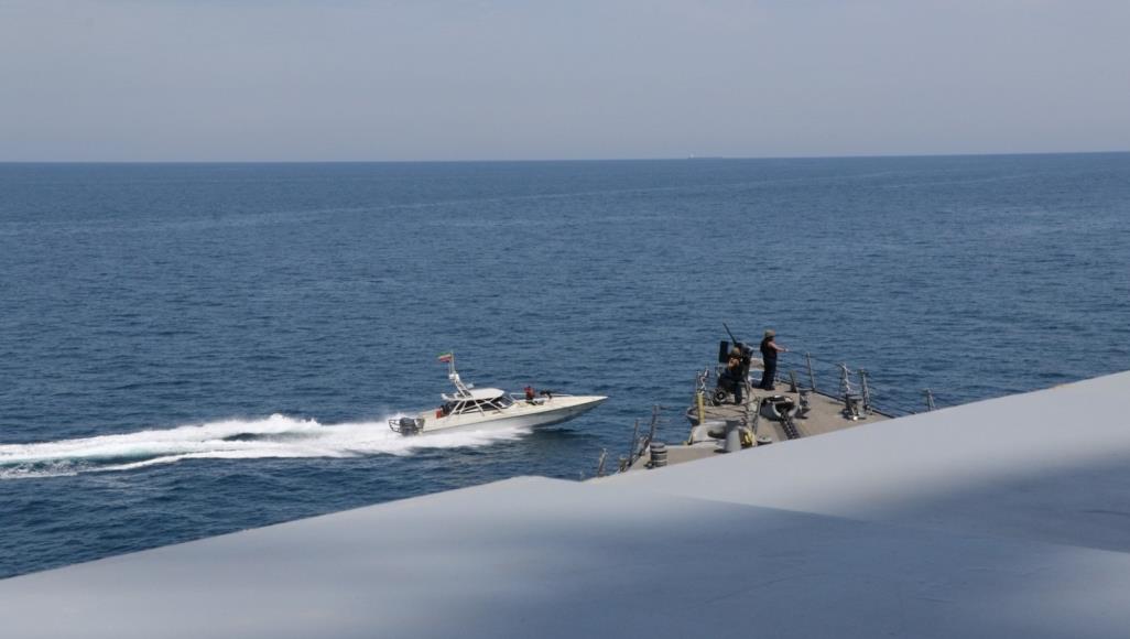 التوتر الأميركي الإيراني بالخليج.. الحرس الثوري يتوعد بالرد على أي "خطأ" سفينة تابعة لفيلق الحرس الثوري بجوار مدمرة الصواريخ الموجهة يو إس إس بول هاميلتون قبل أربعة أيام (رويترز)