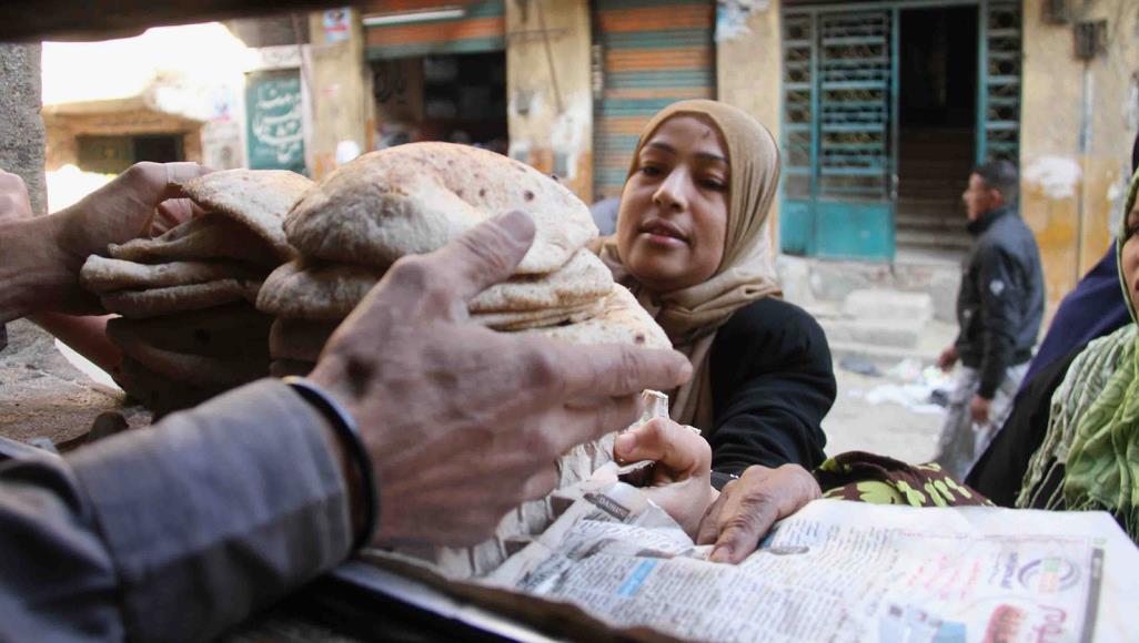 لماذا حذفت الحكومة المصرية 10 ملايين مواطن من قوائم الدعم؟ خفض الدعم أحد شروط صندوق النقد الدولي لمنح مصر قرضا بقيمة 12 مليار دولار (الجزيرة)