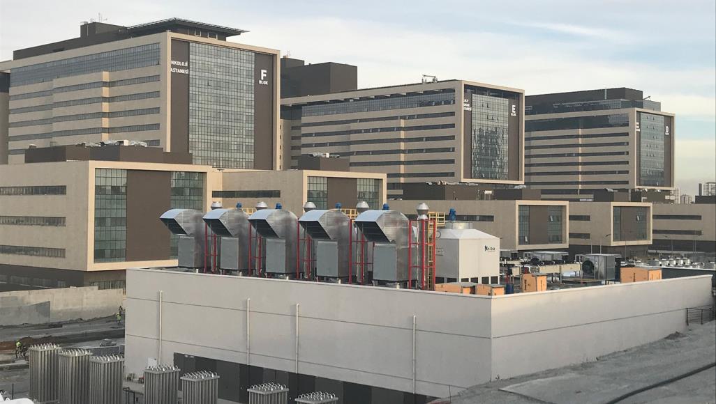 معزولة عن الزلازل وتستوعب 32 ألف مراجع يوميا.. تركيا تفتتح مدينة طبية جديدة المدينة الطبية في باشاك شهير هي رابع مدينة طبية تفتتح في تركيا (الجزيرة)