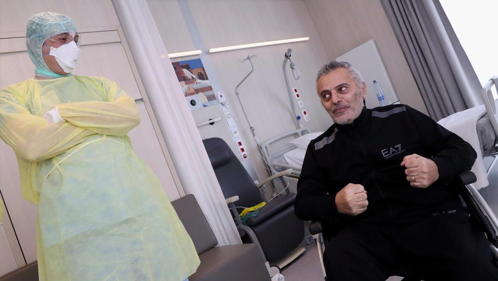 رحلة بين الموت والحياة وثلاثة أسابيع في غيبوبة.. قصة طبيب بلجيكي نجا من كورونا الطبيب ساسين قال إنه كان يرى نهايته واعتقد أنه سيموت (رويترز)