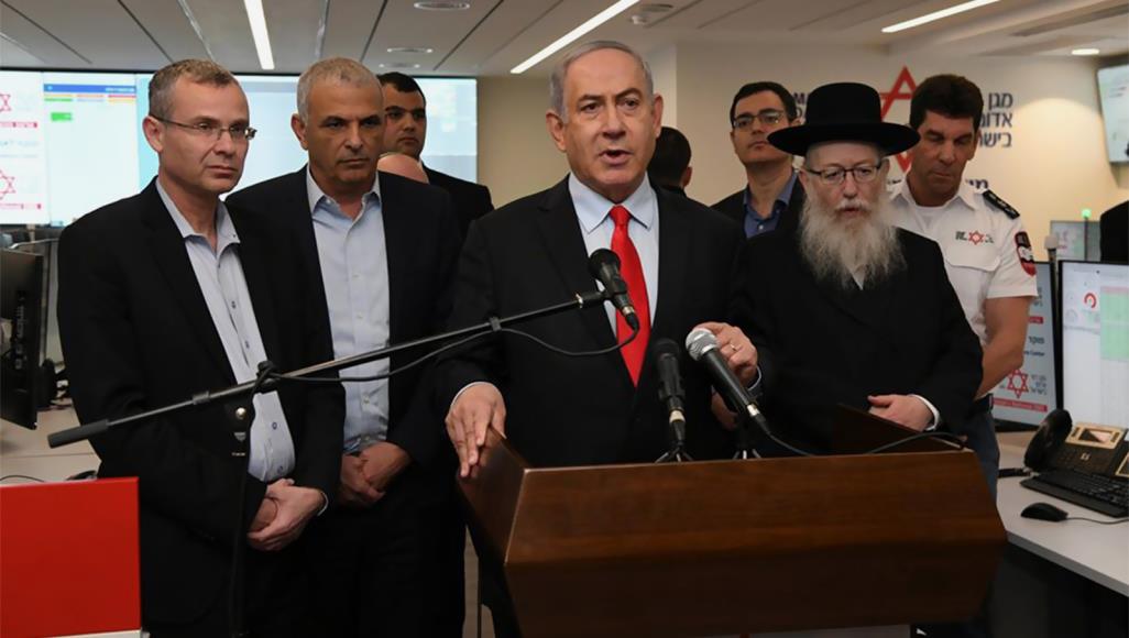 وثيقة داخلية... في إسرائيل علاج كورونا للأقوياء فقط نتنياهو مع وزير الصحة الإسرائيلي (ثاني من اليسار) خلال إحاطة للجمهور للتقيد بالإجراءات للحد من انتشار فيروس كورونا (الصحافة الإسرائيلية)