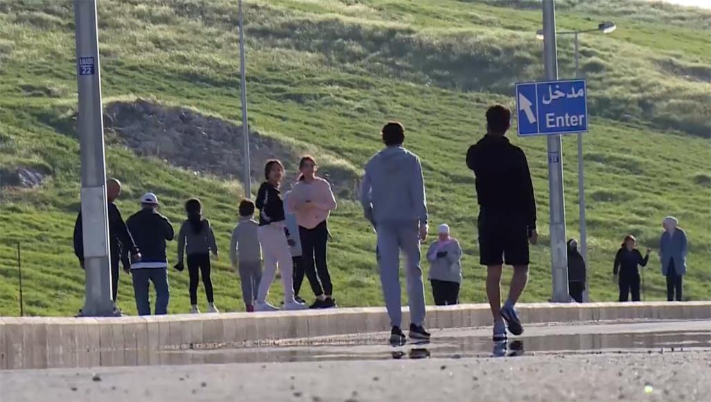 بعد حظر التجول ومنع التنقل بالسيارات.. هكذا غير كورونا حياة الأردنيين للأفضل عائلات أردنية تمارس رياضة المشي وتلتزم بإجراءات الوقاية من كورونا وتستمتع بأجواء الربيع (الجزيرة)