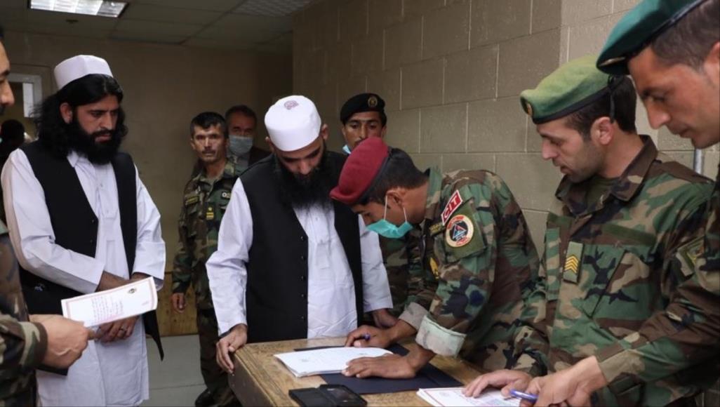 طالبان تفرج اليوم عن 20 أسيرا من القوات الحكومية حركة طالبان وحكومة كابل بدأتا فعليا تنفيذ اتفاق الدوحة للسلام (الأناضول)