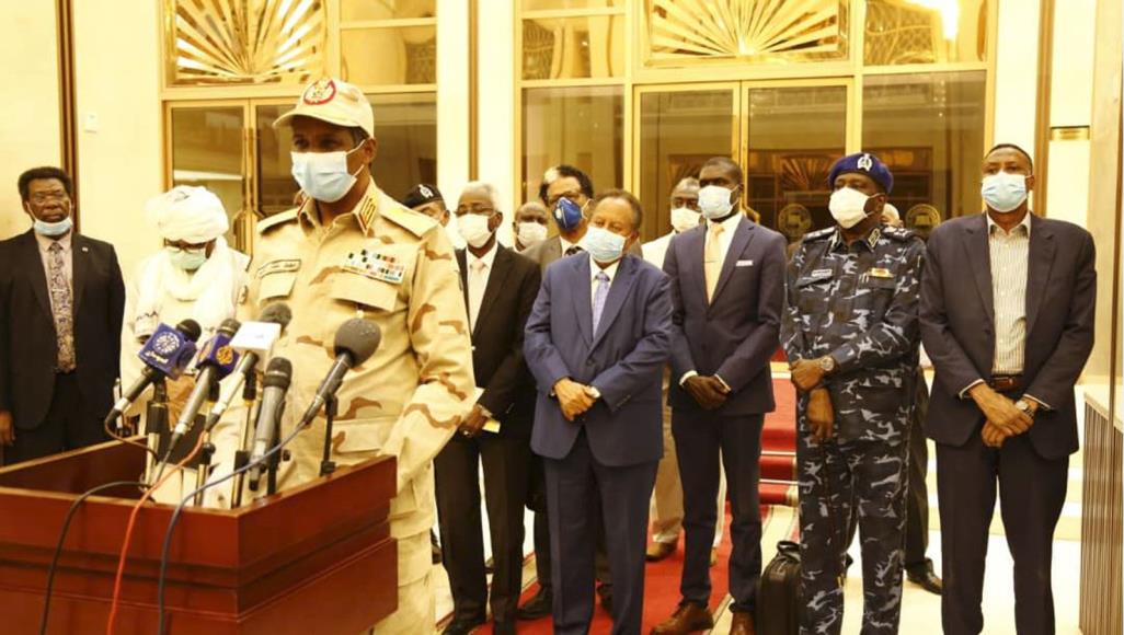 السودان.. هل ينجح حميدتي في إدارة الأزمة الاقتصادية؟ حميدتي دعا الشعب السوداني إلى وحدة الصف لتجاوز التحديات والصعوبات الاقتصادية (الجزيرة)