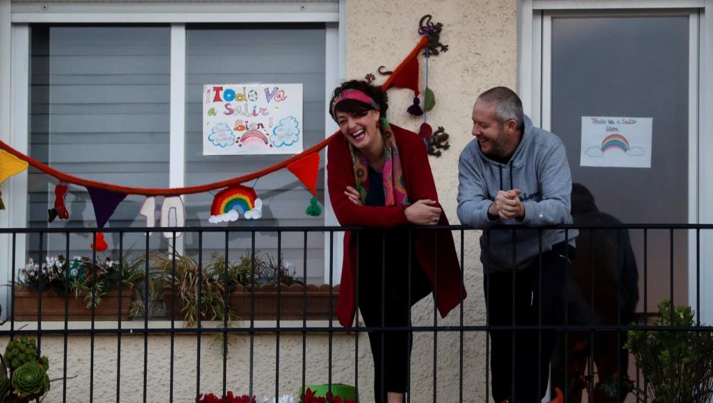 إغلاق مشرحة بمدريد.. أوروبا تتحسن و100 ألف إصابة بأميركا اللاتينية ووفيات أفريقيا تتركز في 3 دول عربية تراجع أعداد الوفيات والاصابات أنعش آمال الإسبان بقرب العودة لحياتهم الطبيعية (رويترز)