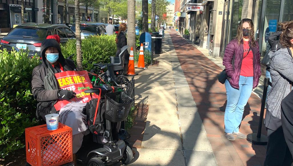 من تداعيات كورونا.. انتشار الفقر والسلاح يهدد الحياة المجتمعية الأميركية المشردون من أكثر الفئات تأثرا بتداعيات فيروس كورونا على الاقتصاد الأميركي (الجزيرة نت)