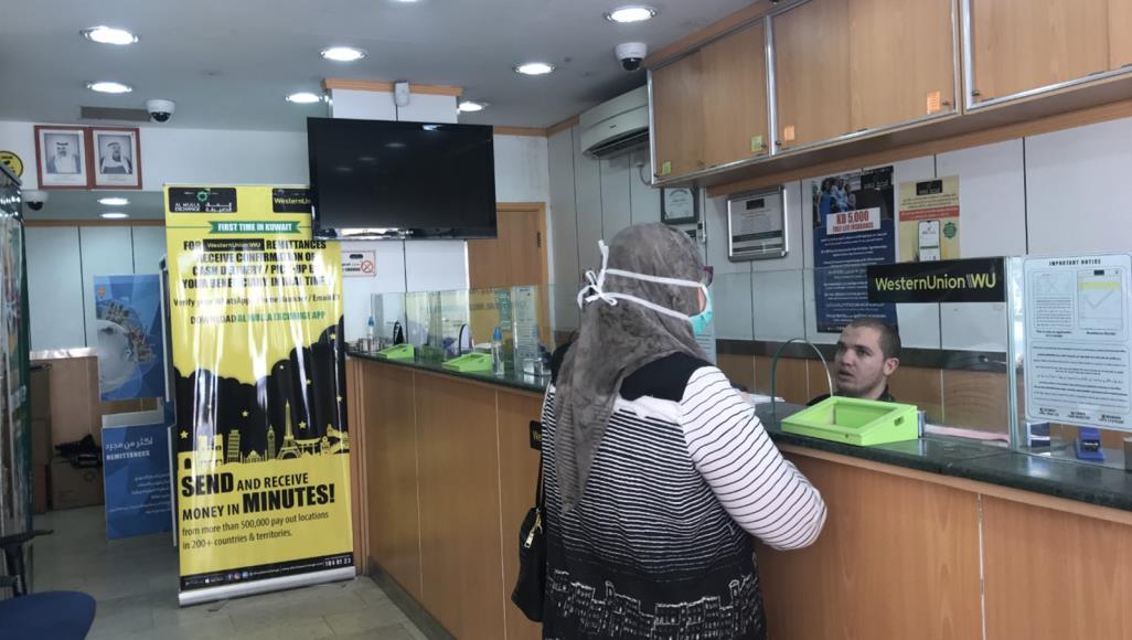 كورونا "يخنق" قطاع الصرافة بالكويت.. تحويلات الوافدين تهبط 90% قلة من الوافدين واصلوا تحويل الأموال في ظل تداعيات جائحة كورونا (الجزيرة نت)