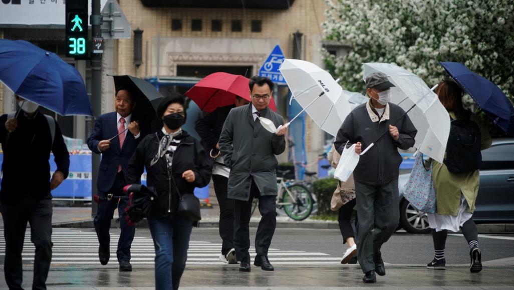 كورونا.. الحياة تعود إلى كوريا الجنوبية وبشائر التحسن تلوح في أوروبا عدد متزايد من الشركات في كوريا الجنوبية ألغت سياسة العمل من المنازل مع تخفيف قواعد التباعد الاجتماعي (رويترز)