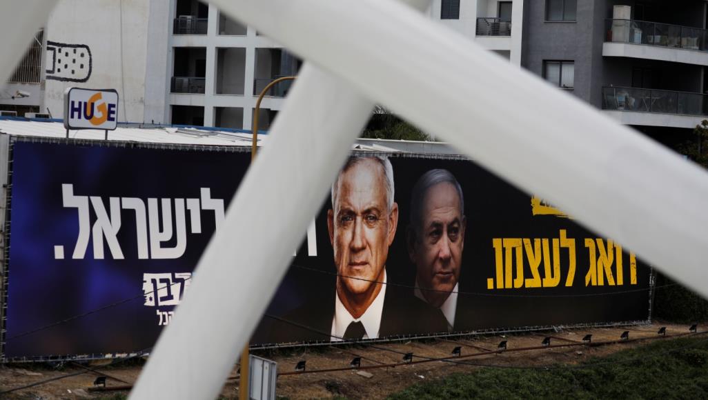 نتنياهو وغانتس يفشلان في الاتفاق على إنشاء حكومة وحدة وطنية لافتة بتل أبيب يظهر فيها نتنياهو وغانتس (رويترز)