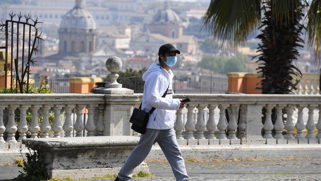 "شجاعة الخوف".. التفلسف الأوروبي زمن كورونا وخلط الفكر بالسياسة الجدل الفلسفي في إيطاليا وعموم أوروبا يدور حول دلالات الإغلاق الحكومي وإجراءات التباعد الاجتماعي والحجر الصحي (رويترز)