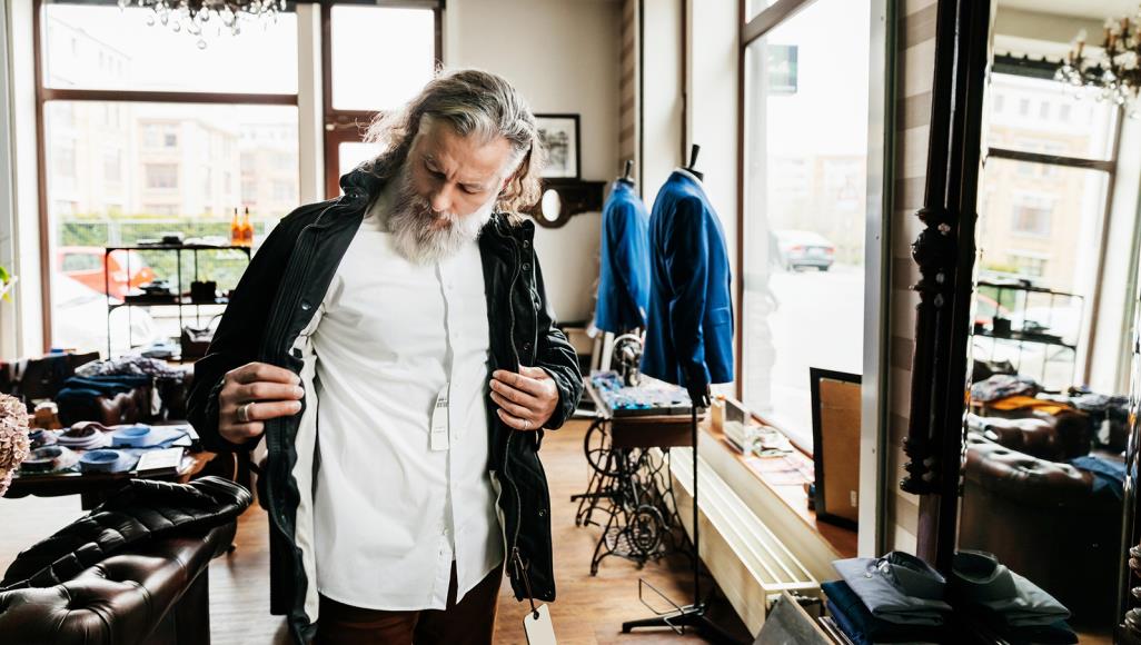 هل فيروس كورونا على ملابسي وحذائي وشعري وصحيفتي.. وهل تنقله الحيوانات؟ دراسة وجدت أن فيروس سارس يتلاشى بمدة تتراوح بين خمس دقائق إلى 24 ساعة من الأقمشة القطنية (غيتي)