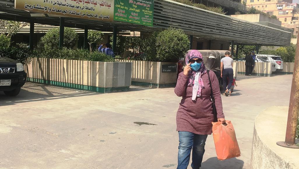 العار والإهمال والرفض.. ثلاثية النكد تطارد مرضى كورونا بمصر معاناة مرضى كورونا بمصر لا تقتصر على ألم المرض فقط، بل تمتد إلى النبذ الاجتماعي والإهمال في المستشفيات الحكومية (الجزيرة)