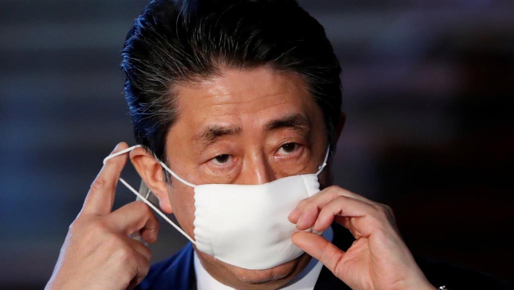 "من تظن نفسك؟".. سهام النقد تنهال على رئيس وزراء اليابان بعد فيديو على تويتر مع كلبه البعض قال إن رسالة آبي تجاهلت معاناة من يكافحون لكسب العيش خلال جائحة كورونا (رويترز)