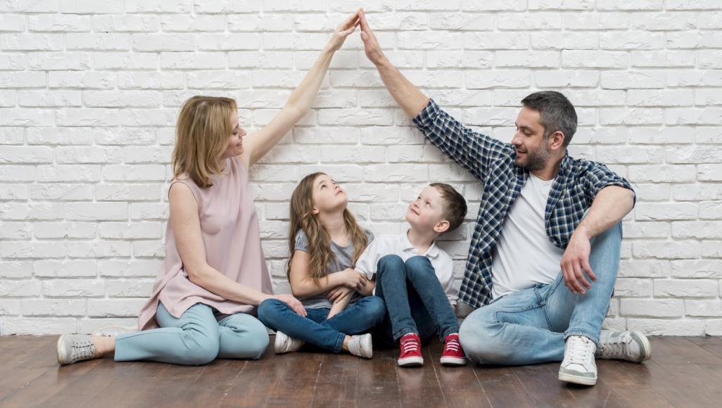 هلع كورونا.. دليلك لمواجهة الضغوط النفسية خلال العزل المنزلي خلال الحجر.. من المهم عدم البقاء في ثياب النوم، وهذه مهمة مناطة بالأم بمساعدة الأب، ليكونا قدوة لأطفالهما (مواقع التواصل)