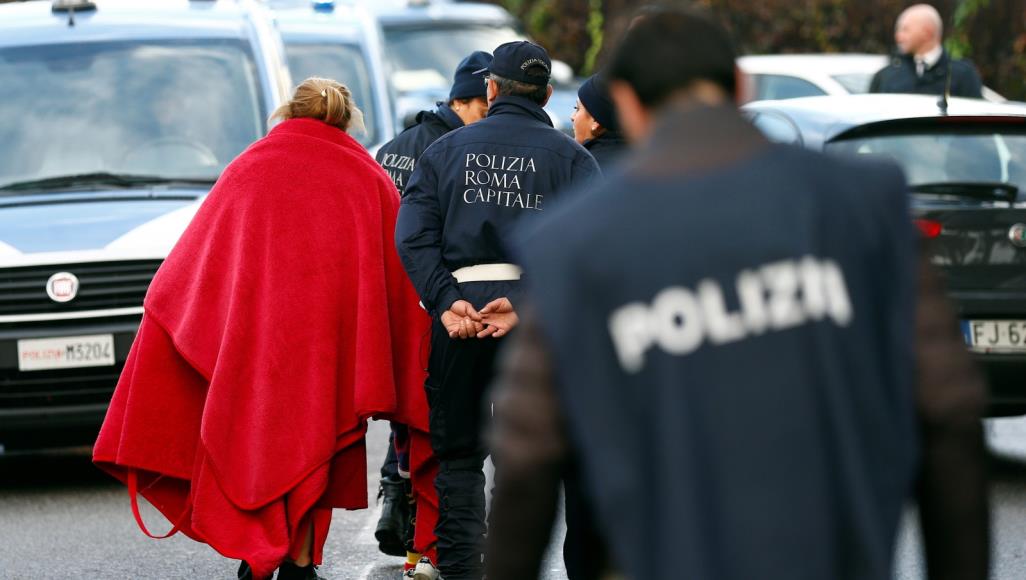 المافيا محصنة ضد كورونا.. كيف تستغل التنظيمات الإجرامية الجائحة؟ مصدر قضائي إيطالي يقول إن تفشي كورونا يعرقل جهود مكافحة المافيا (رويترز)