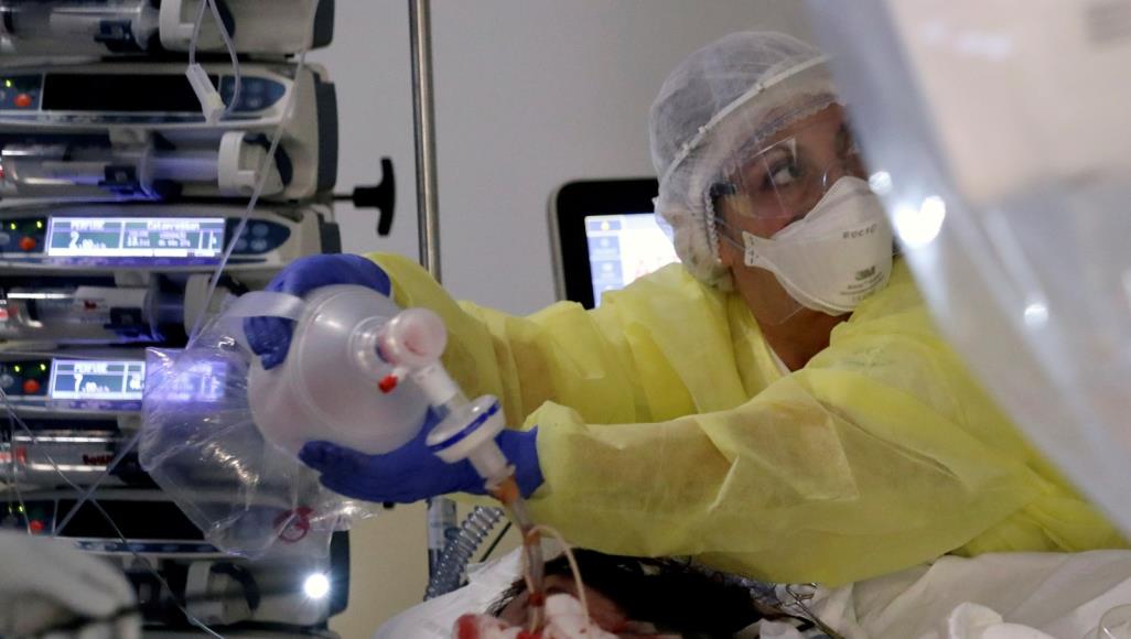 ترامب يعتزم وقف الهجرة لأميركا مؤقتا.. إجماع أممي على إتاحة لقاح كورونا للجميع ورفع جزئي للحظر بالعراق فيروس كورونا أصاب نحو 2.5 مليون شخص في العالم (رويترز)