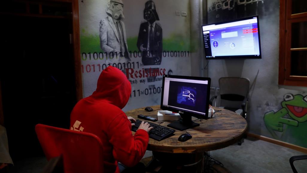 بهيئة تطبيقات لمكافحة فيروس كورونا.. برامج خبيثة من النظام السوري لمراقبة المواطنين قراصنة النظام السوري استخدموا الشهر الماضي 71 تطبيقا ضارا على أجهزة أندرويد مستغلين جائحة فيروس كورونا للتجسس (رويترز)