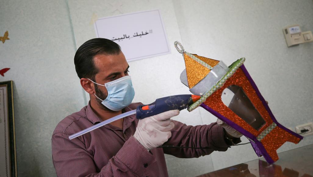 لتوزيعها مجانا.. فلسطيني يصنع فوانيس رمضان سامي فؤاد: أسعار فوانيس رمضان في الأسواق مرتفعة جدا ولا يستطيع معظم الناس في غزة شراءها (الأناضول)