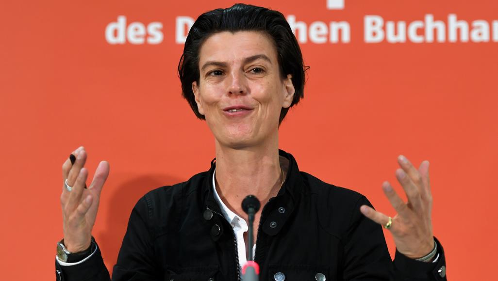 فيلسوفة ألمانية: شعرت بالصدمة لمعاناة اللاجئين وأخشى من تحوّل كورونا ذريعة للعنصرية والاستبداد كارولين إيمكه كاتبة ومؤلفة وفيلسوفة ألمانية مهتمة بقضايا العولمة ونظريات العنف والهوية الثقافية (ويكي كومنز)