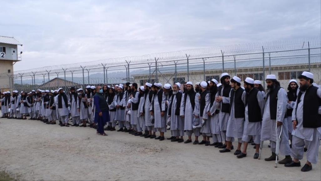 كابل تعلن إطلاق سراح العشرات من معتقلي طالبان السلطات الأفغانية كانت قد أفرجت عن حوالي 361 من معتقلي طالبان من سجن باغرام شمال كابل (الأناضول)