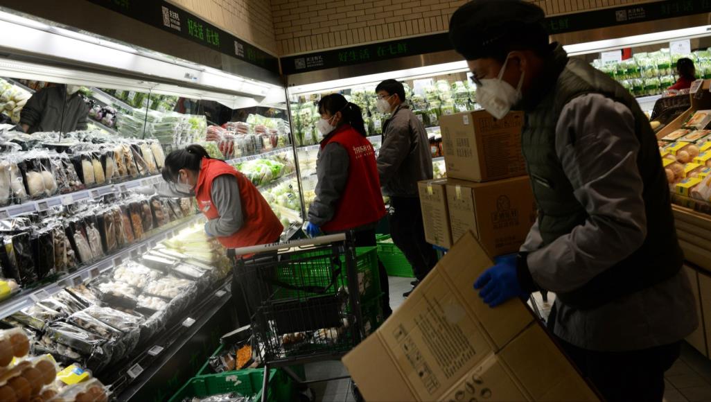 العالم أمام أزمة غير مسبوقة.. مجلس الأمن ومجموعة العشرين يبحثان الأمن الغذائي في ظل كورونا مجموعة العشرين شددت على ضرورة تجنب أي تدابير يمكن أن تؤدي إلى تقلبات مفرطة بأسعار الغذاء في الأسواق العالمية (رويترز)