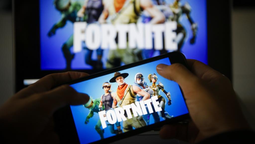 غوغل تربح المعركة مع فورتنايت... اللعبة الأشهر تعود لمتجر غوغل أخيرا شركة إيبك هزت سوق الألعاب عندما رفضت إصدار نسخة أندرويد من لعبتها الشهيرة فورتنايت على متجر غوغل (الأناضول)