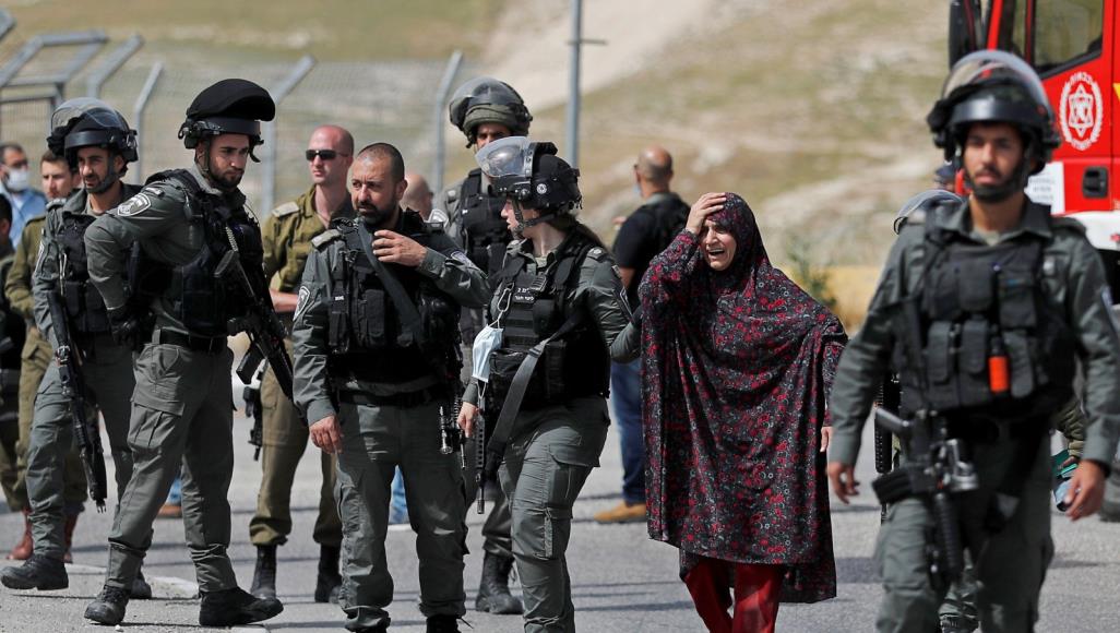 استشهاد أسير فلسطيني بسبب الإهمال.. وشهيد بالقدس اتهم بطعن جندي إسرائيلي قوات الاحتلال تعتقل أم الشهيد الذي اتهم بطعن أحد الجنود (رويترز)