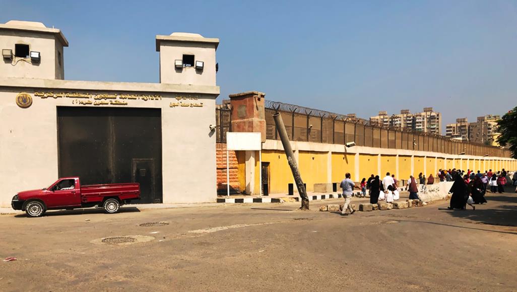 وسط تربص كورونا بهم.. لم تتجاهل القاهرة النداءات المطالبة بالإفراج عن المساجين؟ السجون المصرية تشهد اكتظاظا شديدا ينذر بتفشي فيروس كورونا بين نزلائها (الجزيرة)