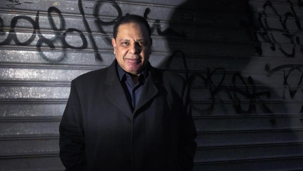 علاء الأسواني: الحجر الصحي يذكرني بثورة 25 يناير قال الكاتب المصري علاء الأسواني إن العزلة التي سببتها جائحة كورونا تذكره باعتصام ميدان التحرير ومنع المعتصمين من الخروج (غيتي)