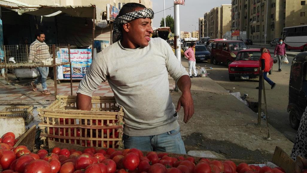 بعد أزمة كورونا.. مصريون يستعدون للهبوط الاضطراري نحو الفقر عمال اليومية من أكثر الفئات تضررا في مصر بسبب تداعيات انتشار فيروس كورونا (الجزيرة)