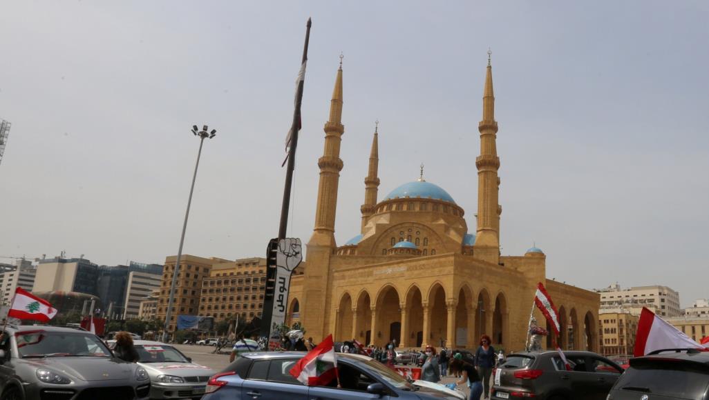 في أجواء كورونا.. احتجاجات لبنانية بالسيارات محتجون لبنانيون في العاصمة بيروت (رويترز)