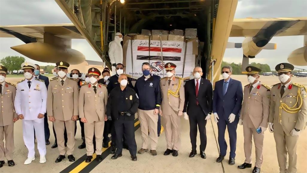 واشنطن بوست: السيسي يساعد ترامب والمصريون يتساءلون شحنة مساعدات طبية وصلت من مصر إلى الولايات المتحدة (مواقع التواصل)
