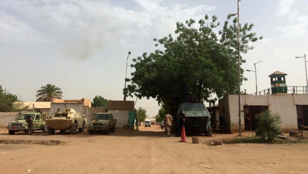 بعد الاشتباه بإصابة أحدهم بكورونا.. أسر المعتقلين من نظام البشير تطالب بإيداع ذويهم الحجر المنزلي مدخل سجن كوبر شمال الخرطوم حيث يحتجز رموز نظام البشير (الأناضول)