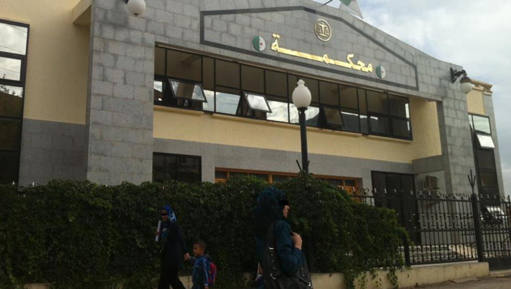 في خضم أزمة كورونا.. عشرات المنسيين من معتقلي الحراك في الجزائر بعض المحاكم في الجزائر أفرجت بداية العام عن 76 من موقوفي الحراك الشعبي الجزيرة)