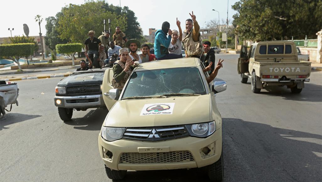 3 جرحى و30 قذيفة صاروخية.. من جديد قوات حفتر تقصف أحياء مدنية بطرابلس هجوم قوات حفتر الجديد يأتي بعد خسارة عسكرية فادحة منيت بها الأيام الماضية بمدن الساحل الغربي (الجزيرة)
