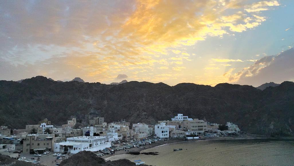 أول منطقة استُخدمت للحجر الصحي بعُمان.. قرية حرامل تعود إليه بعد 124 عاما قرية حرامل تحيطها الجبال من ثلاث جهات والبحر من الجهة الرابعة (الجزيرة نت)