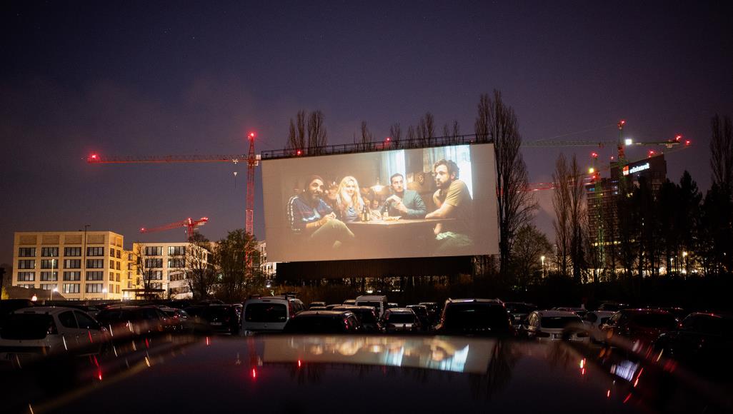 عودة سينما السيارات.. وسيلة صناع الترفيه لعرض الأفلام زمن الجائحة إجراءات صارمة في ساحات عرض الأفلام للوقاية من العدوى (غيتي)