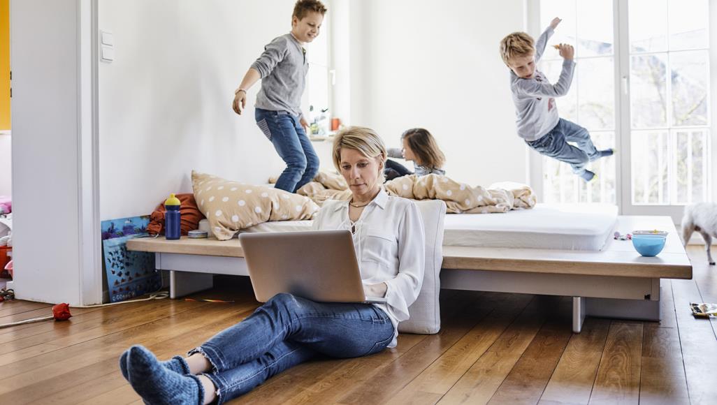 العمل من المنزل.. هل يستمر بعد انتهاء أزمة كورونا؟ موظفون يرون أن أهم إيجابيات العمل من المنزل رؤية العائلة مدة أطول (غيتي)