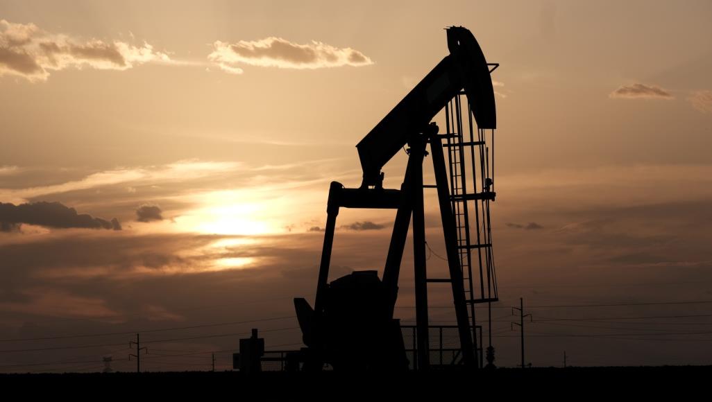 الخام الأميركي انتعش في أعقاب الإعلان عن اتفاق تاريخي لخفض غنتاج النفط (رويترز)