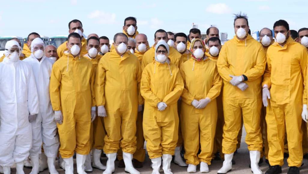 غضب طبي من قرار لوزيرة الصحة يهدد بتفشي كورونا في مصر وزيرة الصحة هالة زايد تتوسط عددا من الأطباء في مستشفى مخصص لاستقبال حالات الإصابة بفيروس كورونا (مواقع التواصل)