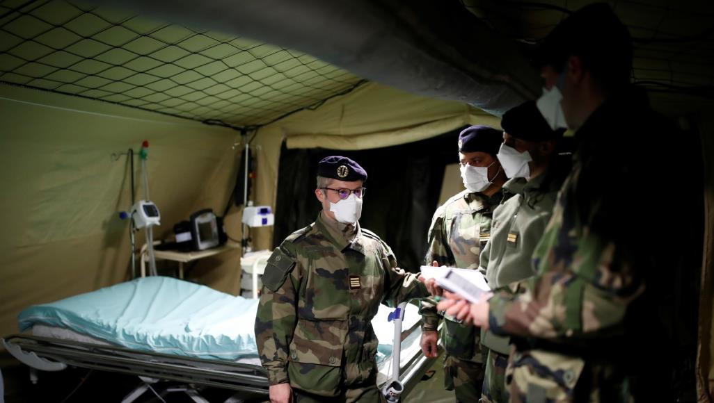 ثلثاها في حاملة طائرات.. 1500 إصابة بفيروس كورونا في الجيش الفرنسي جنود فرنسيون داخل إحدى خيم مستشفى ميداني لمعالجة إصابات فيروس كورونا أقيم بمدينة ميلوز شرقي البلاد (رويترز)