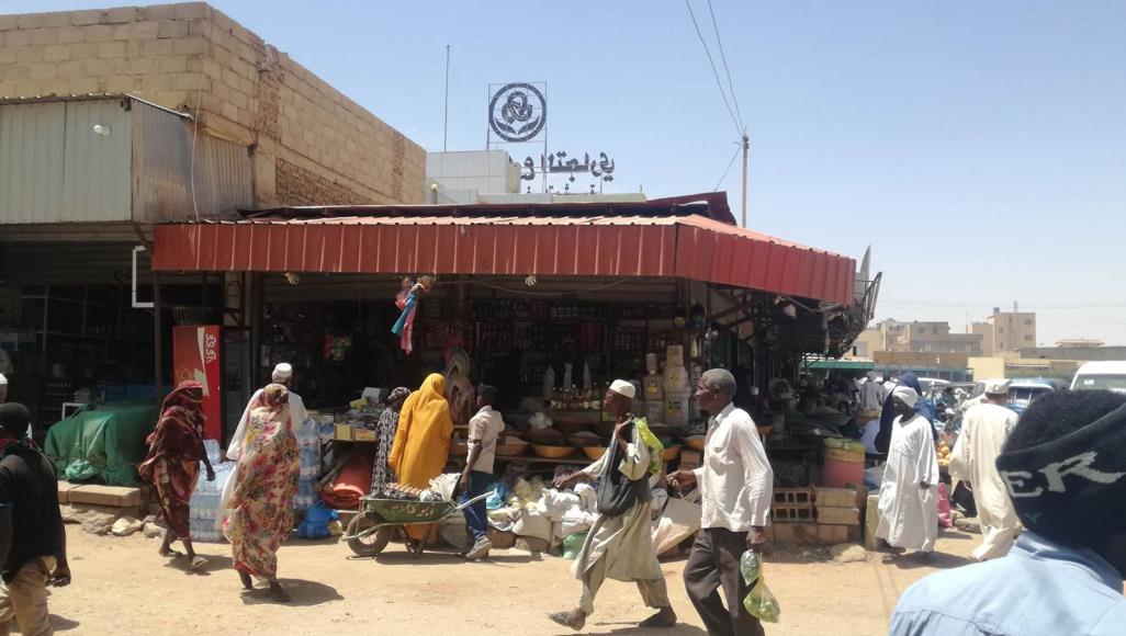 قبيل رمضان.. كورونا والدولار وأشياء أخرى تقفز بأسعار السلع في السودان أسعار السلع الاستهلاكية شهدت ارتفاعا ملحوظا بالأسواق السودانية في ظل الحظر الكامل للتجوال (الجزيرة)