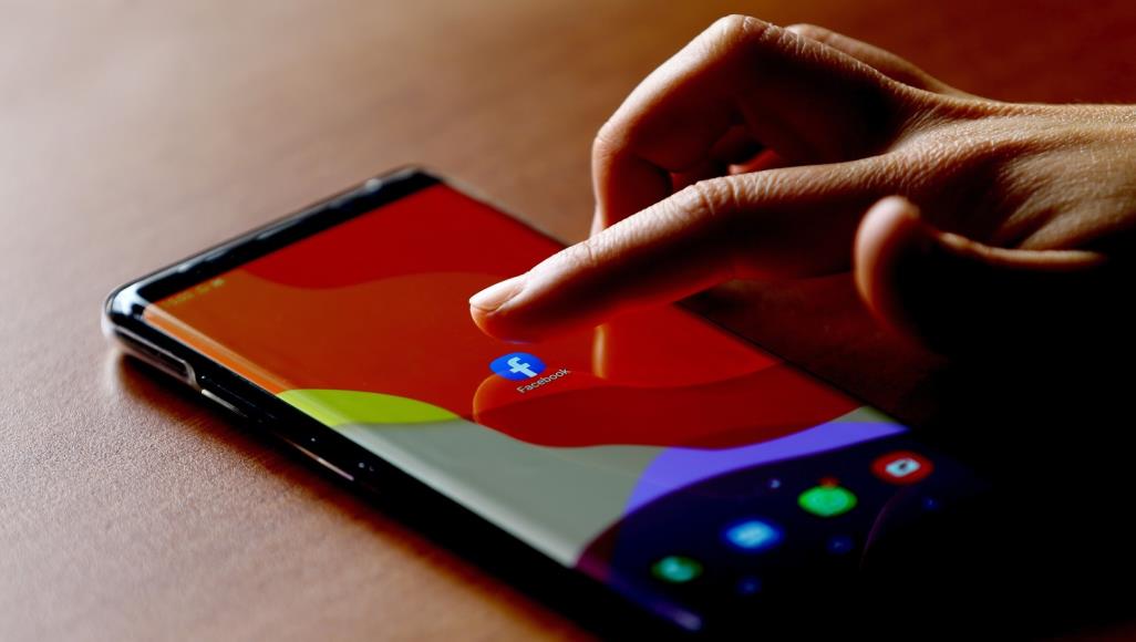 ما هي ميزة وقف التتبع الموجودة في فيسبوك؟ وكيف يمكن تفعيلها؟ ميزة وقف التتبع كان مؤسس فيسبوك مارك زوكربيرغ قد وعد بها المستخدمين سابقا بعد فضيحة كامبريدج أنالتيكا (الأناضول)